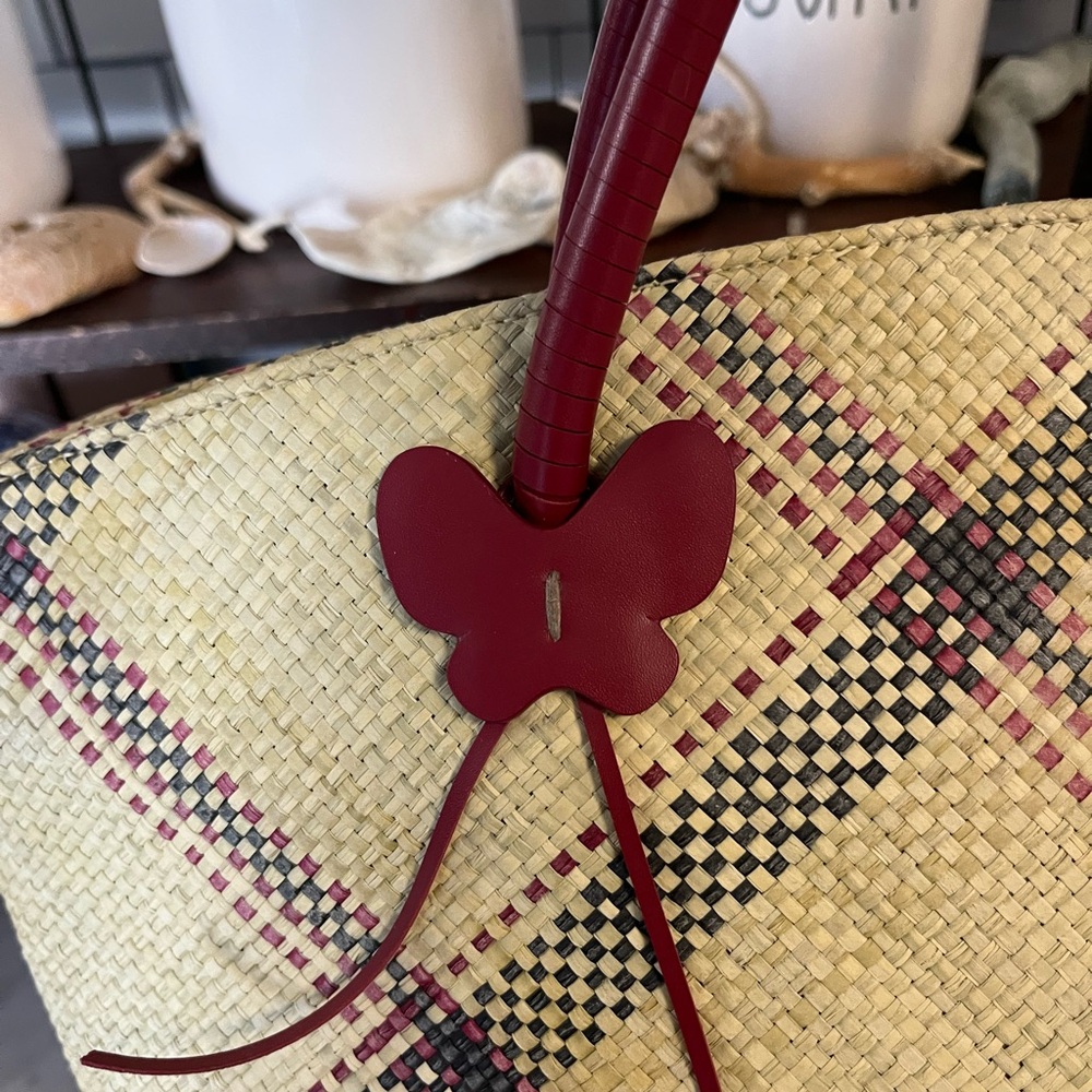 Etienne Aigner vintage straw Plaid Tote with Red Handles and butterfly detail - Picture 4 of 6